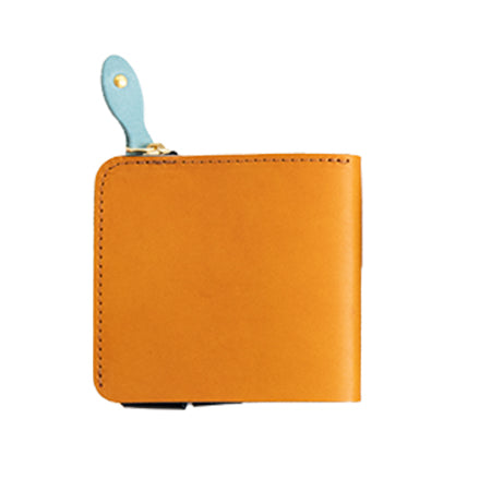 めくる」カード入れ。「小さく薄く」使いやすい。二つ折り財布