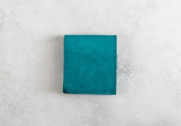 ぽいっと小銭をいれる。カードも硬貨も瞬時に整う。小さいサイズを極めた二つ折り財布